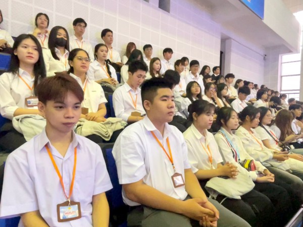 Một trường ĐH đặt mục tiêu giúp sinh viên tốt nghiệp đúng hạn Một trường ĐH đặt mục tiêu giúp sinh viên tốt nghiệp đúng hạn