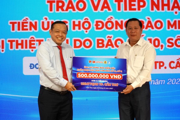 Một trường ĐH quyên góp 500 triệu đồng giúp đồng bào vùng bão lũ Một trường ĐH quyên góp 500 triệu đồng giúp đồng bào vùng bão lũ