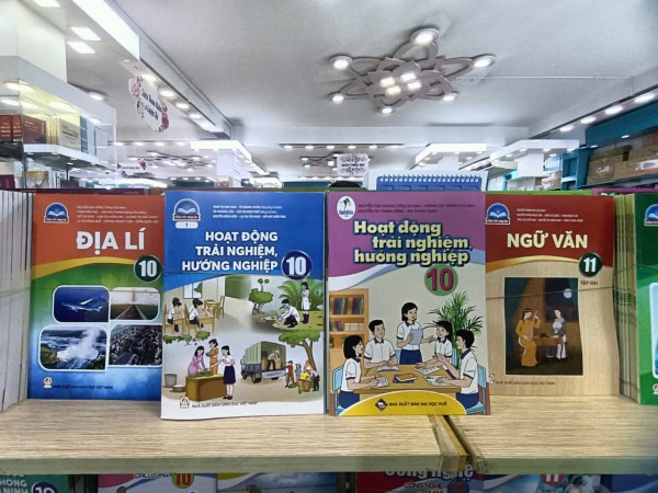 Mua sách giáo khoa ở đâu? Hàng trăm cửa hàng, bán đủ  bộ sách cả nước