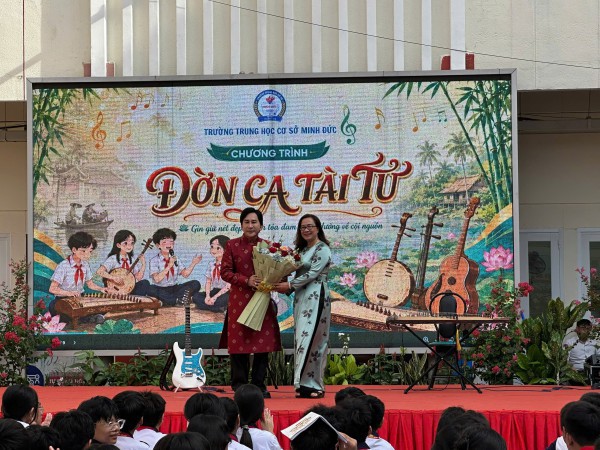 NSƯT Kim Tử Long cùng con tái diễn trích đoạn cải lương kinh điển ở trường học