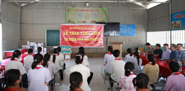 NXB Giáo dục Việt Nam trao tặng sách giáo khoa cho trường vùng lũ Điện Biên