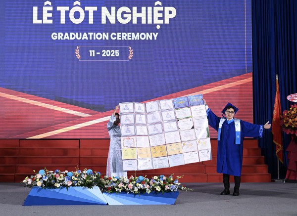 Nam sinh Bách khoa với loạt giấy khen, nhận ‘mưa lời khen’ trong lễ tốt nghiệp