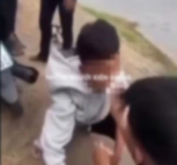 Nam sinh lớp 10 bị bạn đánh, nhét băng vệ sinh vào miệng