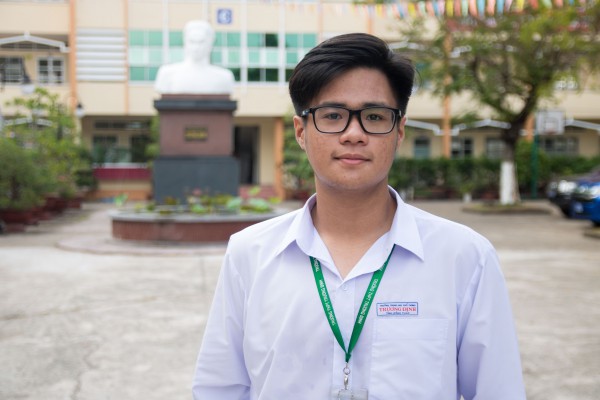 Nếp sống kỷ luật của nam sinh miền Tây học giỏi, thổi sáo hay