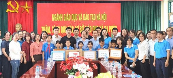 Ngành giáo dục Hà Nội tặng các địa phương bị bão lũ 500 tấn hàng Ngành giáo dục Hà Nội tặng các địa phương bị bão lũ 500 tấn hàng