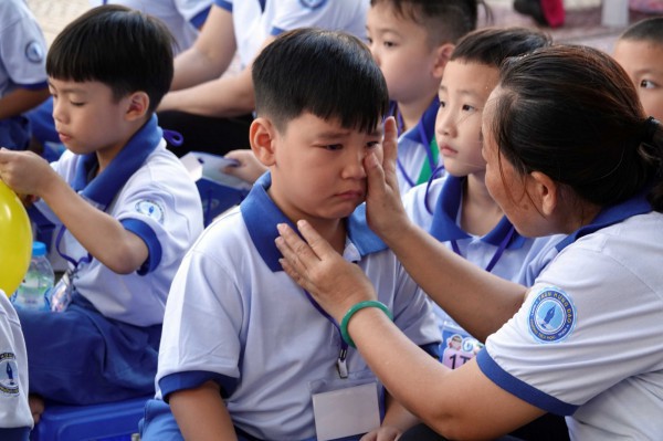 Ngày đầu tiên đi học, học sinh lớp 1 ‘nước mắt nhạt nhòa’