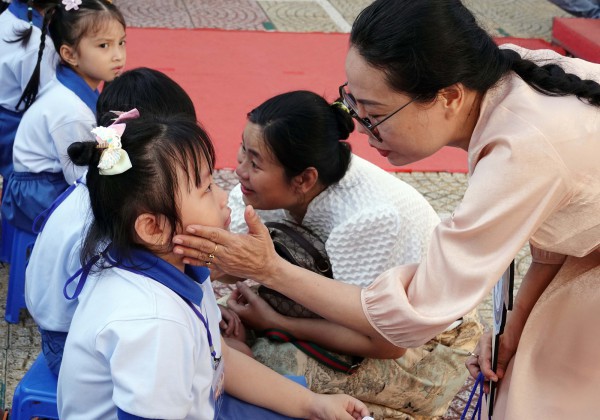 Ngày đầu tiên đi học, học sinh lớp 1 ‘nước mắt nhạt nhòa’