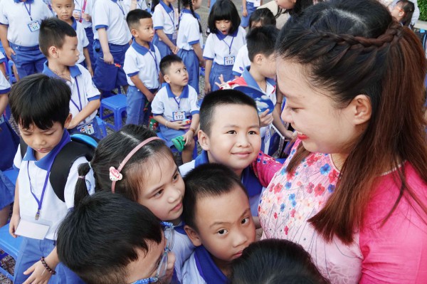 Ngày đầu tiên đi học, học sinh lớp 1 ‘nước mắt nhạt nhòa’