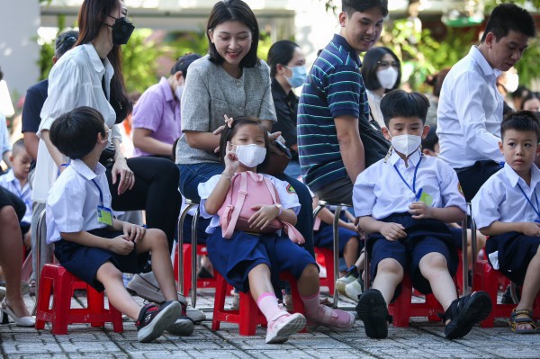 Ngày đầu tiên đi học, học sinh lớp 1 ‘nước mắt nhạt nhòa’