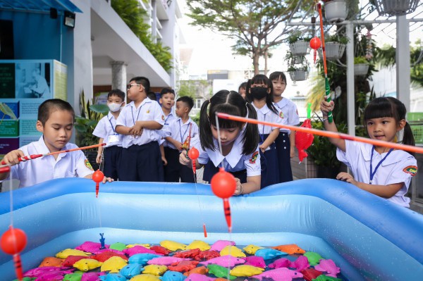 Ngày đầu tiên đi học, học sinh lớp 1 ‘nước mắt nhạt nhòa’