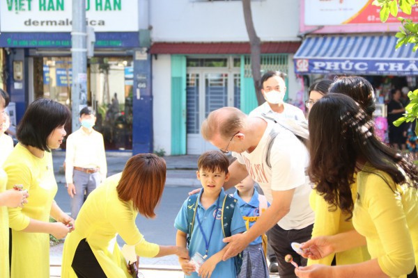 Ngày đầu tiên đi học, học sinh lớp 1 ‘nước mắt nhạt nhòa’