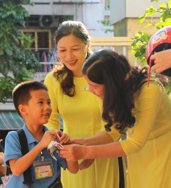 Ngày đầu tiên đi học, học sinh lớp 1 ‘nước mắt nhạt nhòa’