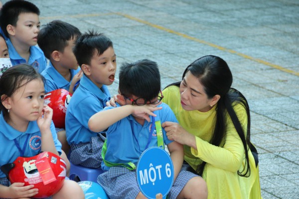 Ngày đầu tiên đi học, học sinh lớp 1 ‘nước mắt nhạt nhòa’