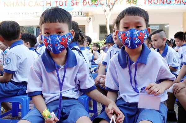 Ngày đầu tiên đi học, học sinh lớp 1 ‘nước mắt nhạt nhòa’