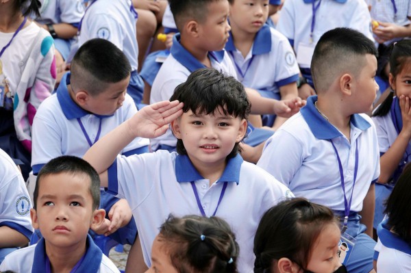 Ngày đầu tiên đi học, học sinh lớp 1 ‘nước mắt nhạt nhòa’