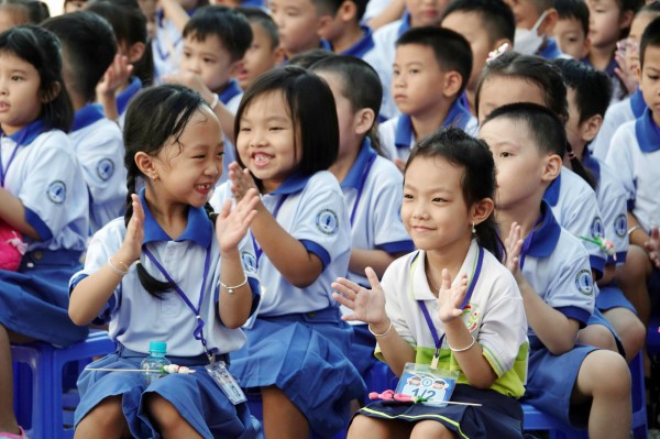 Ngày đầu tiên đi học, học sinh lớp 1 ‘nước mắt nhạt nhòa’