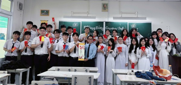 Ngày đầu trở lại trường sau tết, giáo viên tặng học sinh chữ 