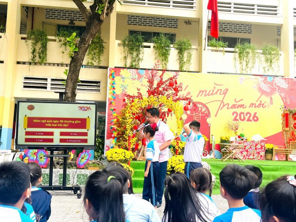 Ngày đầu trở lại trường sau tết, giáo viên tặng học sinh chữ 