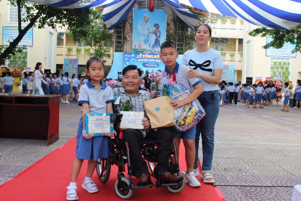 Ngày tổng kết năm học, câu chuyện xúc động ở sân trường
