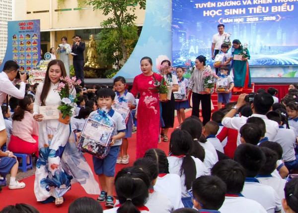 Ngày tổng kết năm học, câu chuyện xúc động ở sân trường