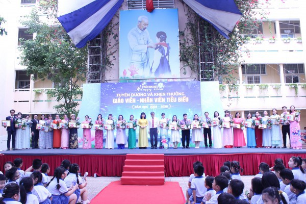 Ngày tổng kết năm học, câu chuyện xúc động ở sân trường