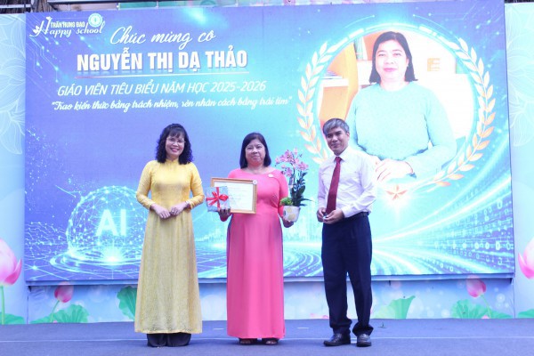 Ngày tổng kết năm học, câu chuyện xúc động ở sân trường
