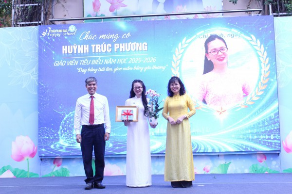 Ngày tổng kết năm học, câu chuyện xúc động ở sân trường