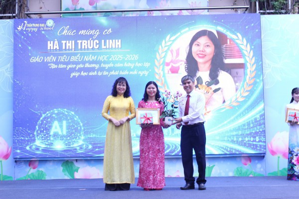 Ngày tổng kết năm học, câu chuyện xúc động ở sân trường