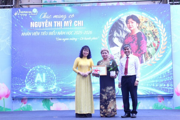 Ngày tổng kết năm học, câu chuyện xúc động ở sân trường