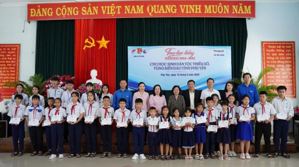 Nguyên Phó chủ tịch nước Trương Mỹ Hoa tặng học bổng cho học sinh Phú Yên Nguyên Phó chủ tịch nước Trương Mỹ Hoa tặng học bổng cho học sinh Phú Yên
