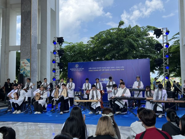 Nhạc sĩ tỉ view truyền cảm hứng nhóm nhạc học sinh, sinh viên Nhạc sĩ tỉ view truyền cảm hứng nhóm nhạc học sinh, sinh viên