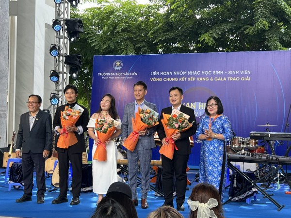Nhạc sĩ tỉ view truyền cảm hứng nhóm nhạc học sinh, sinh viên Nhạc sĩ tỉ view truyền cảm hứng nhóm nhạc học sinh, sinh viên