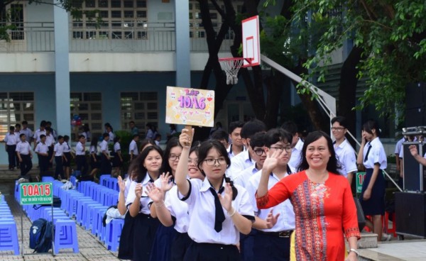 Nhiều trường công, tư thục ở TP.HCM cấm học sinh dùng điện thoại, phụ huynh ủng hộ