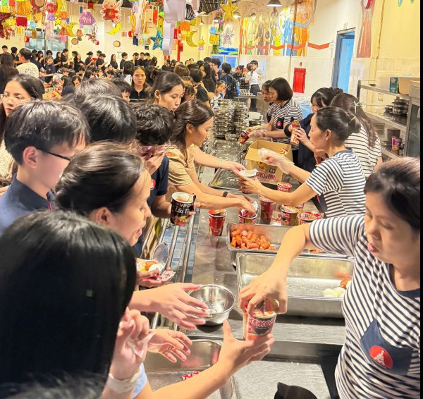 Nhiều trường lo ăn ngủ cho học sinh không thể về nhà vì Hà Nội mưa ngập