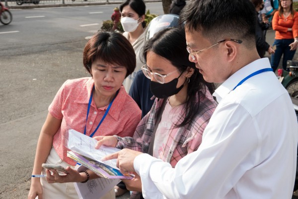 Nhìn lại 2 đợt thi đánh giá năng lực: Vẫn mãi hình bóng cha mẹ chờ con