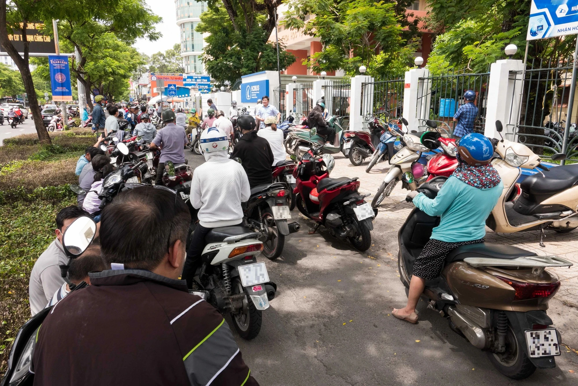 Nhìn lại 2 đợt thi đánh giá năng lực: Vẫn mãi hình bóng cha mẹ chờ con