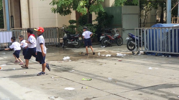 Những bịch rác bị ném ngay sau lưng phụ huynh
