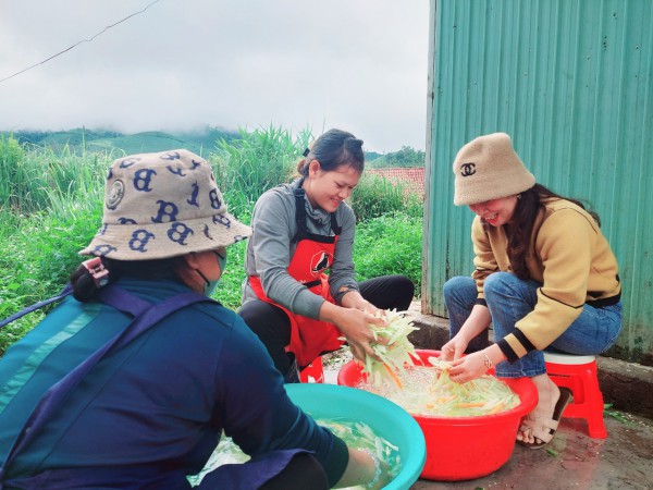 Những giáo viên bỏ tiền túi nấu cơm cho học sinh ăn để tìm con chữ