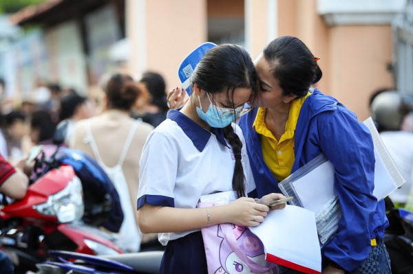 Những hình ảnh đầy cảm xúc, học sinh TP.HCM chính thức thi lớp 10 chương trình mới Những hình ảnh đầy cảm xúc, học sinh TP.HCM chính thức thi lớp 10 chương trình mới