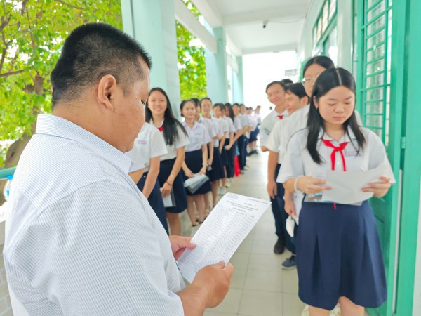 Những hình ảnh đầy cảm xúc, học sinh TP.HCM chính thức thi lớp 10 chương trình mới Những hình ảnh đầy cảm xúc, học sinh TP.HCM chính thức thi lớp 10 chương trình mới