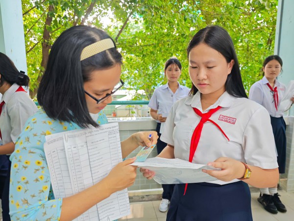 Những hình ảnh đầy cảm xúc, học sinh TP.HCM chính thức thi lớp 10 chương trình mới Những hình ảnh đầy cảm xúc, học sinh TP.HCM chính thức thi lớp 10 chương trình mới