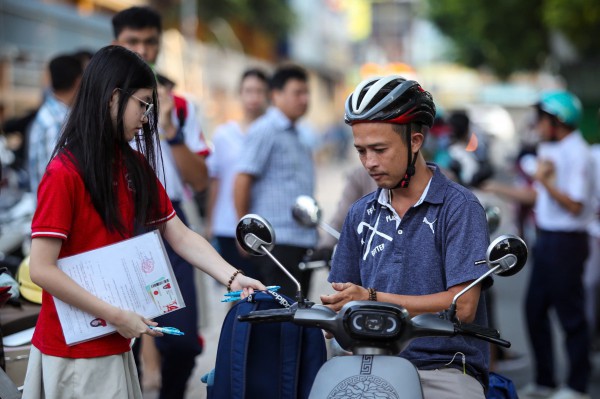 Những hình ảnh đầy cảm xúc, học sinh TP.HCM chính thức thi lớp 10 chương trình mới Những hình ảnh đầy cảm xúc, học sinh TP.HCM chính thức thi lớp 10 chương trình mới