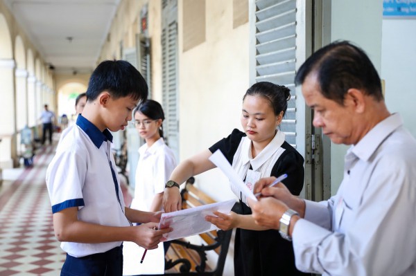 Những hình ảnh đầy cảm xúc, học sinh TP.HCM chính thức thi lớp 10 chương trình mới Những hình ảnh đầy cảm xúc, học sinh TP.HCM chính thức thi lớp 10 chương trình mới