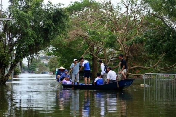 Những lớp học sơ tán sau bão lũ