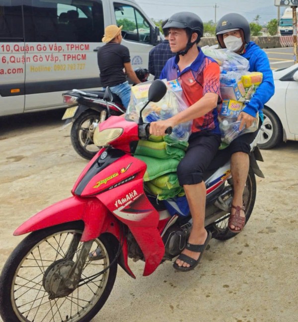 Những nhà giáo vì người dân vùng lũ