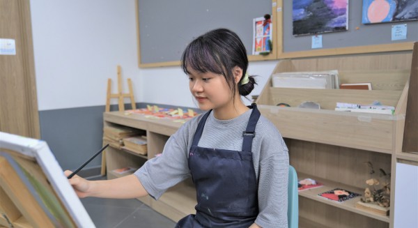 Nữ sinh 16 tuổi giành học bổng ngành nghệ thuật của chính phủ Anh