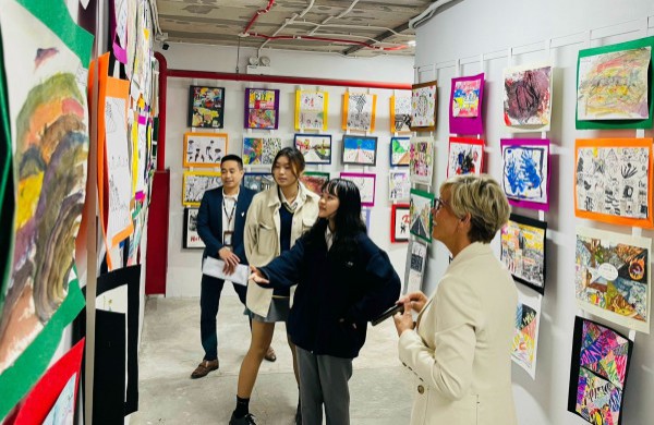 Nữ sinh 16 tuổi giành học bổng ngành nghệ thuật của chính phủ Anh