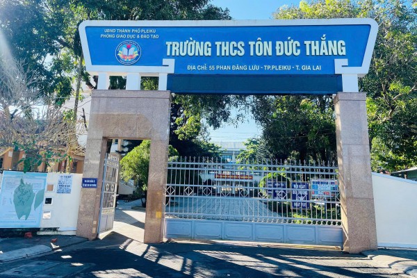 Nữ sinh bị đánh hội đồng ngay trong trường