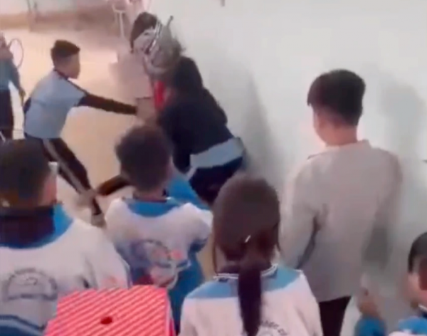 Nữ sinh bị đánh hội đồng ngay trong trường