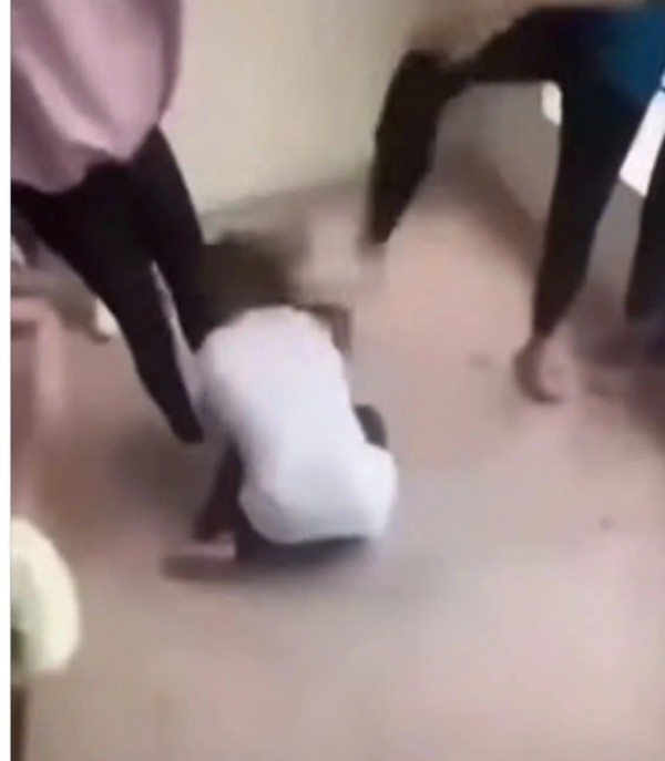 Nữ sinh lớp 8 bị đánh hội đồng trước sự 